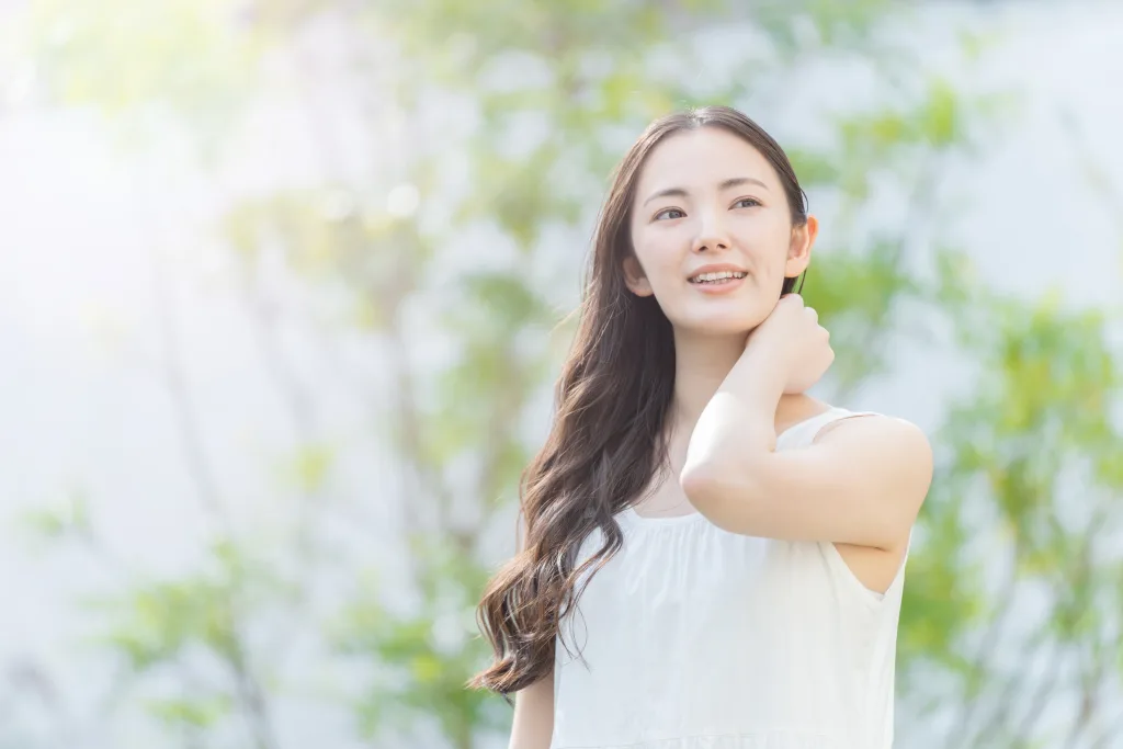 髪を労わる女性画像