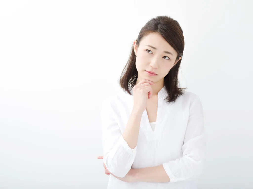 悩む女性の画像